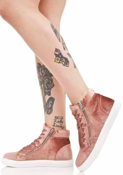 Deals β Steve Madden Earnst Velvet π Sneakers π₯° 8 Steve Madden Earnst Velvet Sneakers