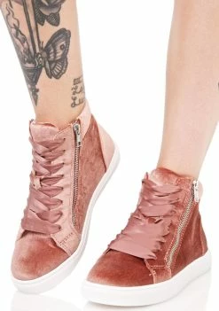 Deals β Steve Madden Earnst Velvet π Sneakers π₯° 7 Steve Madden Earnst Velvet Sneakers